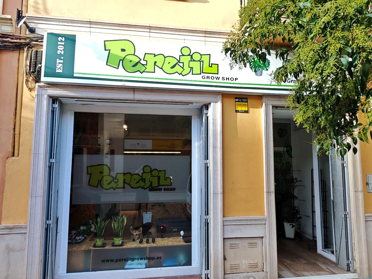 Fachada de Perejil Grow Shop en Requena