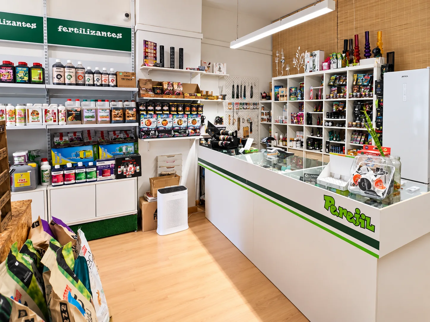 Mostrador de Perejil Grow Shop en Requena Recreación editorial del mostrador de Perejil Grow Shop en Requena.